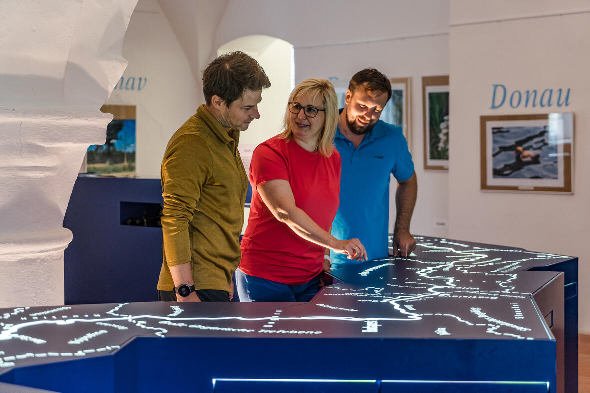 2021-auenzentrum-donaustrecke-tisch-01-c-deusche-donau-maximilian-semsch-m-gen-waf